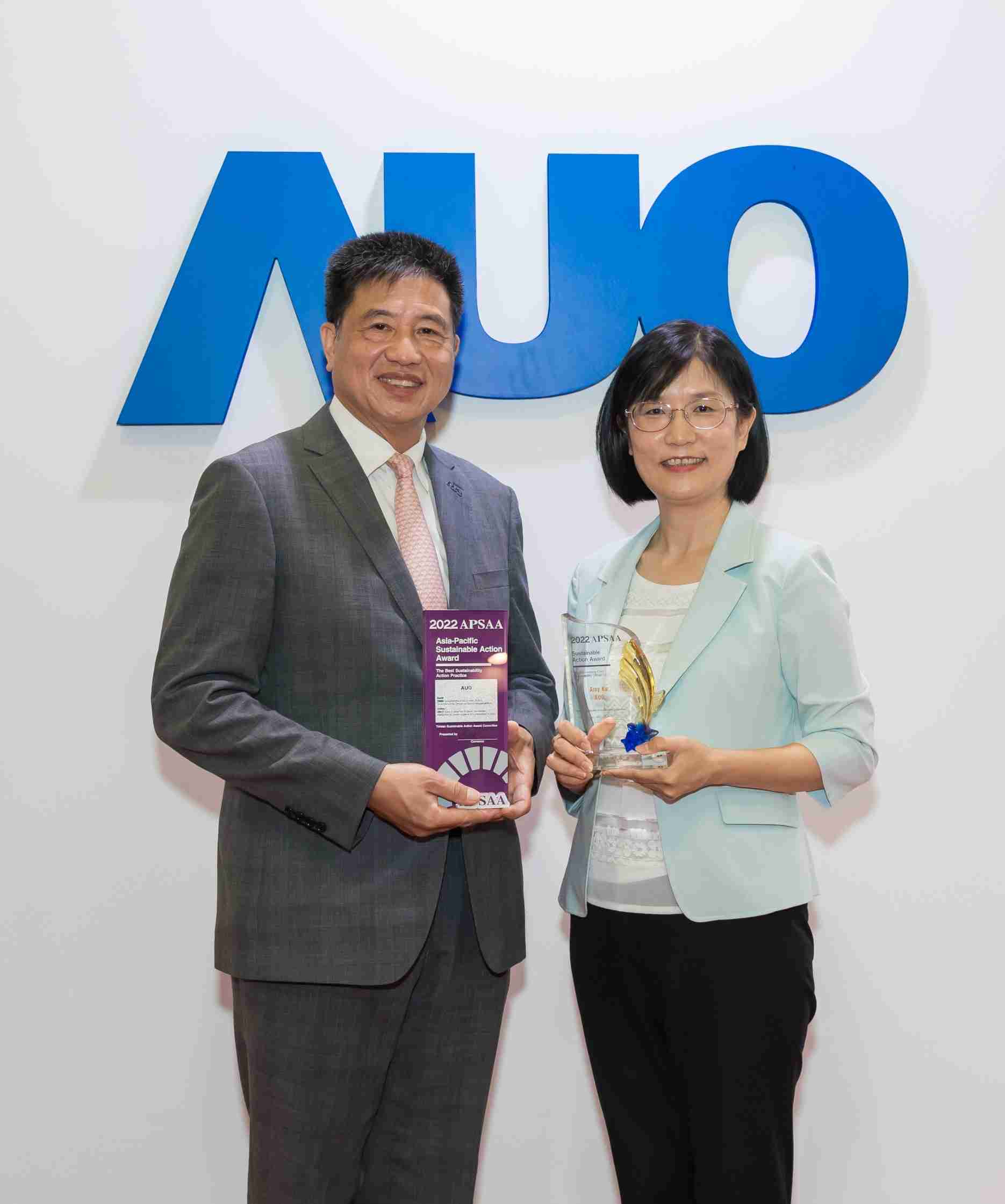 918.COM长期垫筑永续远景的基石，，透过ESG暨气候委员会逐步实践永续策略蓝图。。。其中，，，918.COM光电永续长古秀华带领团队、、制定中长期目标，，，缔造多面向亮眼表现，，，，获得「顶尖永续长奖」的个人奖殊荣（左：918.COM光电董事长暨执行长彭双浪，，右：918.COM光电永续长古秀华）