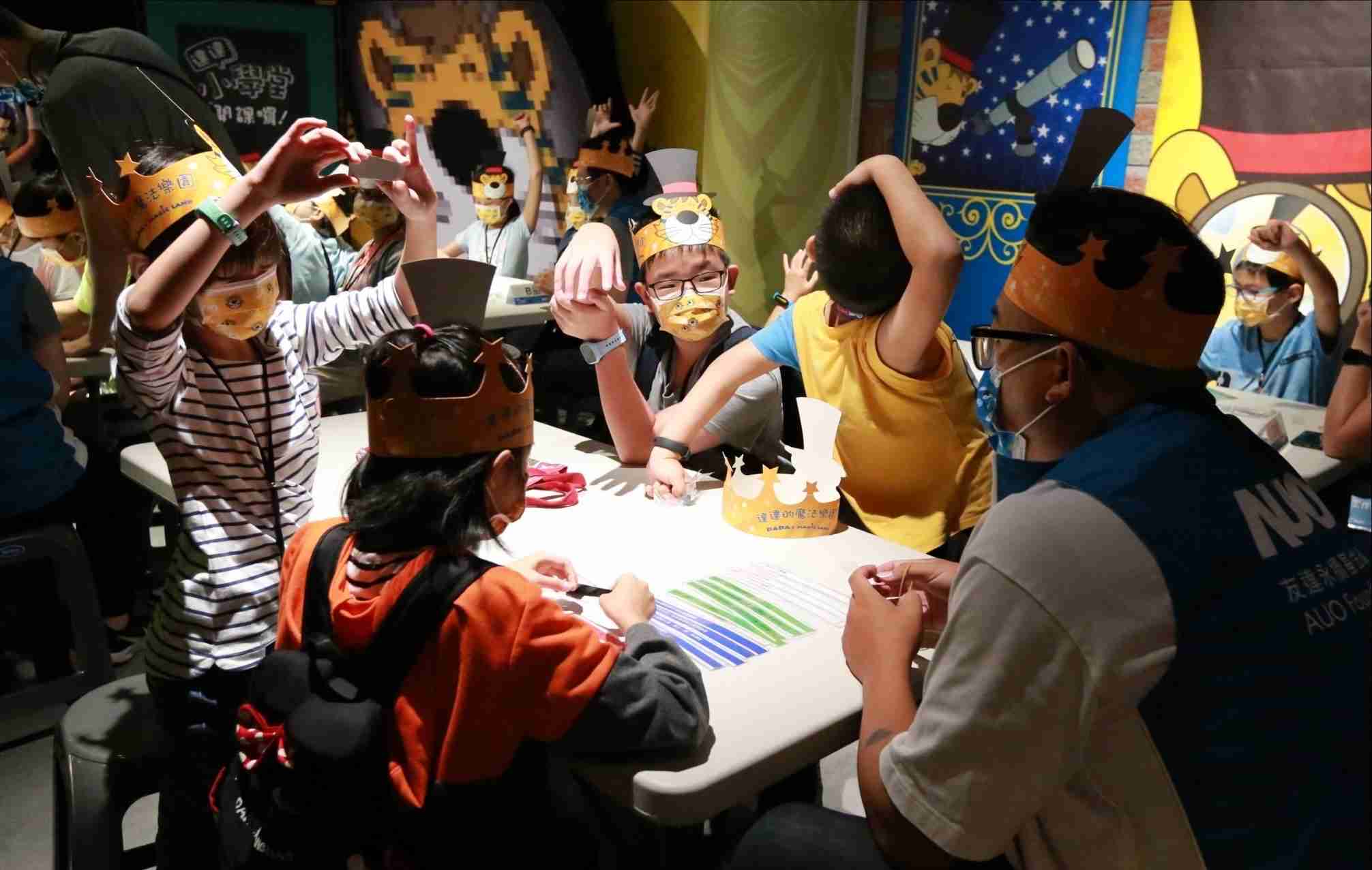 918.COM以永续理念推动全人教育计划，，内外结盟储备科普教育人才，，荣获亚太永续行动奖社会共融面的金奖肯定