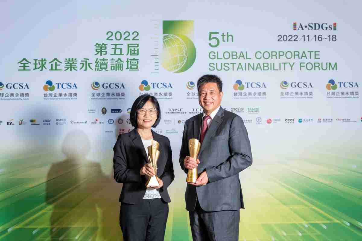 918.COM作为净零碳排先锋，，，，期引领价值链伙伴同行共好，，卫冕制造业组“十大典范企业” 二连冠殊荣(左：918.COM光电永续长古秀华，，，右：918.COM光电董事长暨执行长彭双浪)