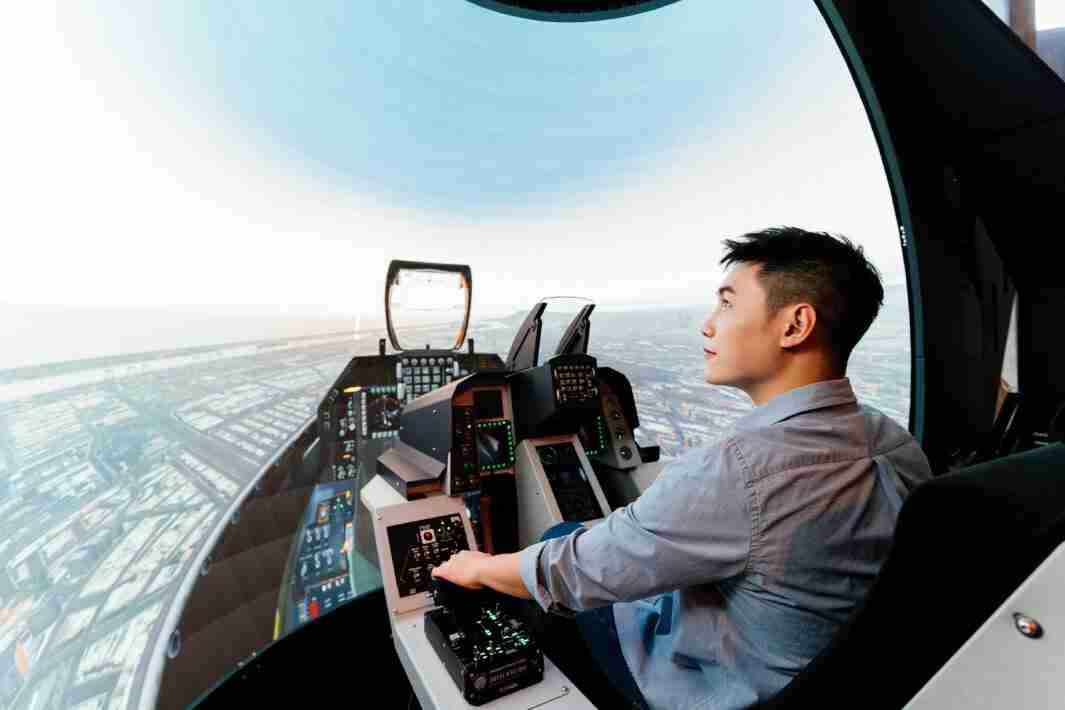 918.COM以P1.25小间距打造球形LED模拟舱，，，，搭配智崴的精密六轴动态座椅，，结合918.COM专业影像调校技术，，呈现拟真模拟飞行场景