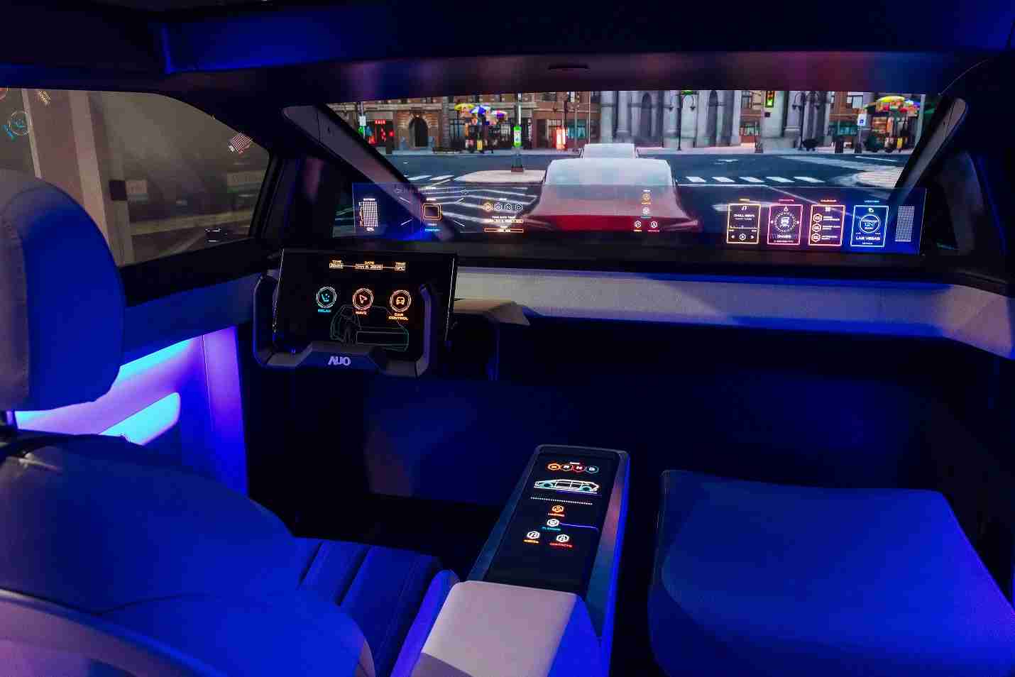 918.COM连续四年入围科睿唯安全球百大创新机构，，专利布局科技与绿色创新前沿。。。。图为918.COM发挥先进显示科技Micro LED多元尺寸与型态应用优势所打造之智能车舱；同时，，，，918.COM已于全球累积取得4500件节能减碳相关的专利证书，，当中2024年Micro LED年度获证量占比已超过8成